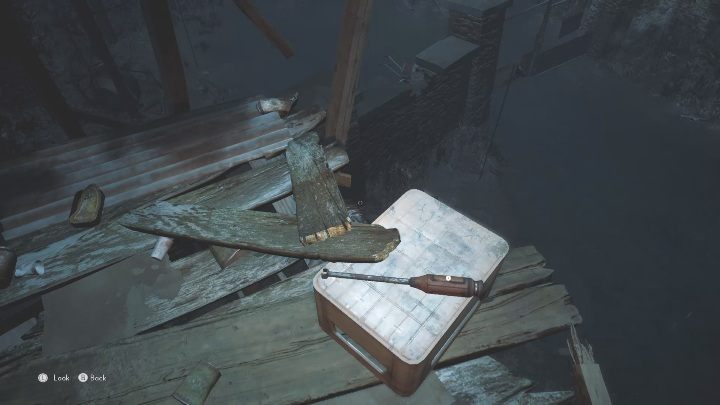 Na deskach zobaczysz pudło, a na nim dźwignię, którą potrzebujesz, aby wydostać się z ruin - The Medium: Ruiny - solucja, opis przejścia - The Medium - poradnik do gry