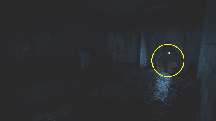 Musisz przejść przez dziurę w ścianie, aby dostać się do kolejnej części budynku - The Medium: Przejście na drugą stronę lustra - solucja, opis przejścia - The Medium - poradnik do gry