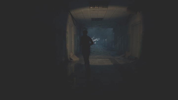 Po dokładniej eksploracji pomieszczenia udaj się na wyższe piętro - The Medium: Przejście na drugą stronę lustra - solucja, opis przejścia - The Medium - poradnik do gry