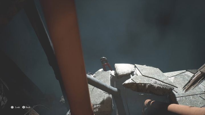 Podejdź do końca korytarza i zerknij na zniszczoną ścianę Po drugiej stronie leżą nożyce do metalu - The Medium: Przejście na drugą stronę lustra - solucja, opis przejścia - The Medium - poradnik do gry