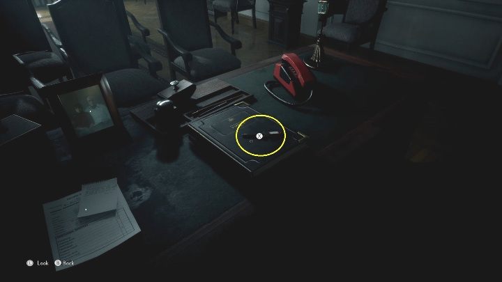 Aby dostać się do kostnicy (pierwszych drzwi od wejścia) musisz mieć klucz - The Medium: Dom pogrzebowy - solucja, opis przejścia - The Medium - poradnik do gry