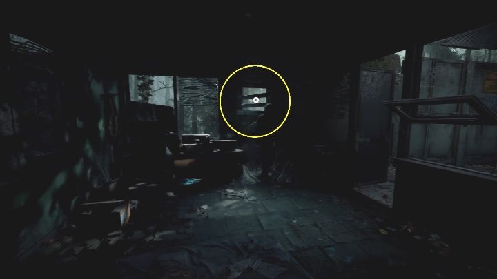 Musisz pierw wejść do niewielkiego pomieszczeni po lewej stronie i zerknąć przez zabite deskami okno - The Medium: Podróż do hotelu - solucja, opis przejścia - The Medium - poradnik do gry