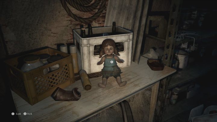 Podnieś lalkę, która leży po lewej stronie garażu - The Medium: Warsztat - solucja, opis przejścia - The Medium - poradnik do gry