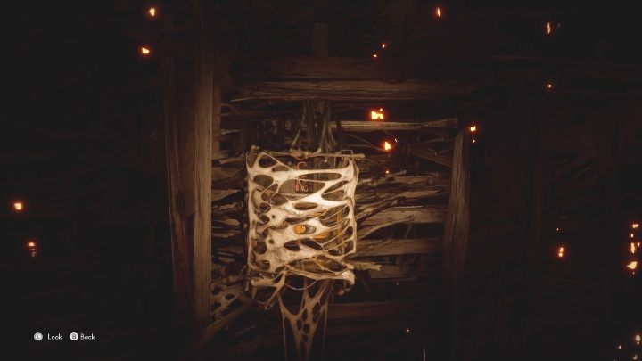 Zbliż się do skrzyni wiszącej na ścianie bezpośrednio naprzeciwko kamery - The Medium: Sekretne pomieszczenie - solucja, opis przejścia - The Medium - poradnik do gry