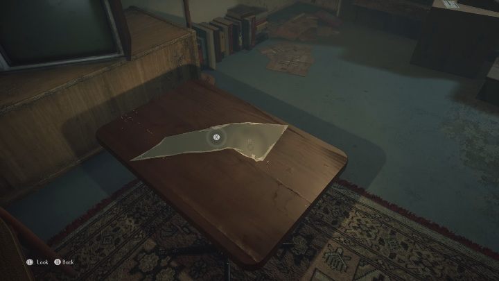 Ostatni fragment lustra znajdziesz na stole, zaraz obok telewizora - The Medium: Mieszkanie Thomasa - solucja, opis przejścia - The Medium - poradnik do gry