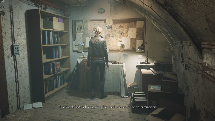 W pokoju z telewizorem możesz również zbadać tablicę pełną informacji - The Medium: Mieszkanie Thomasa - solucja, opis przejścia - The Medium - poradnik do gry