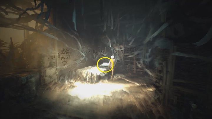 Wróć do domku dla lalek i zabierz lusterko z górnej, prawej części - The Medium: Dom Thomasa - solucja, opis przejścia - The Medium - poradnik do gry