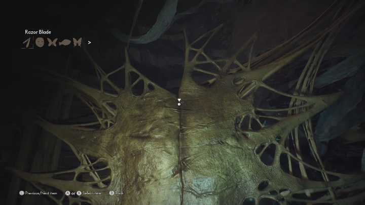 W prawym kącie pokoju zobaczysz skórę, którą musisz rozciąć - The Medium: Dom Thomasa - solucja, opis przejścia - The Medium - poradnik do gry