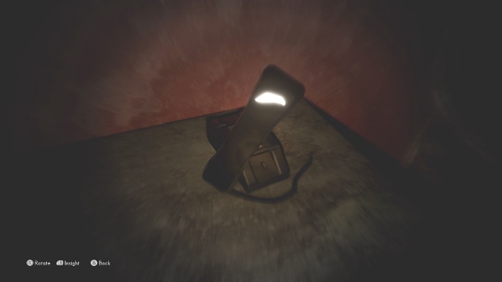 Aby dostać się do tego echa musisz podejść do telefonu stojącego na drewnianej szafce, chwycić za słuchawkę i ustaw ją tak, aby jasna rysa zaczęła pulsować/błyszczeć - The Medium: Echa tajemniczego rozmówcy - lista wszystkich - The Medium - poradnik do gry