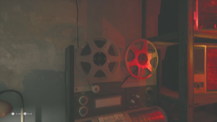 Taśmę szpulową włóż w określone miejsce, w magnetofonie szpulowym - The Medium: Czerwony Dom - solucja, opis przejścia - The Medium - poradnik do gry
