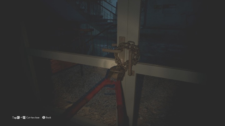 Po pierwsze udaj się na koniec korytarza, do miejsca, w którym drogę blokują Ci pudła - The Medium: Dojście do świetlicy - solucja, opis przejścia - The Medium - poradnik do gry