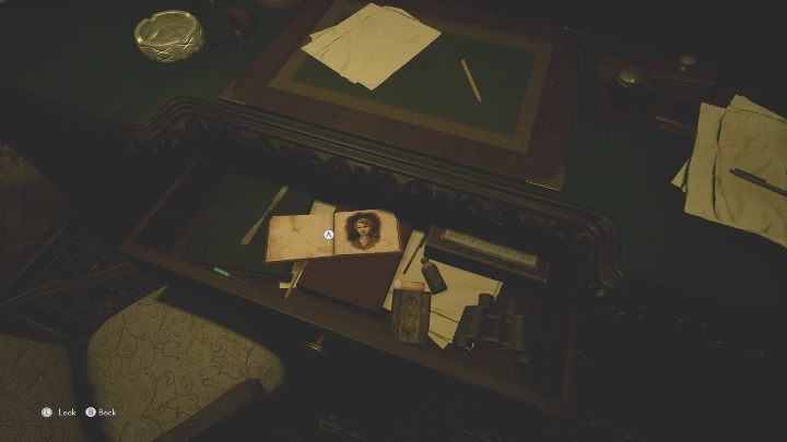 Twoim kolejnym krokiem powinno być otwarcie szuflady i zbadanie zdjęcia pozostawionego w środku - The Medium: Dom Richarda - solucja, opis przejścia - The Medium - poradnik do gry