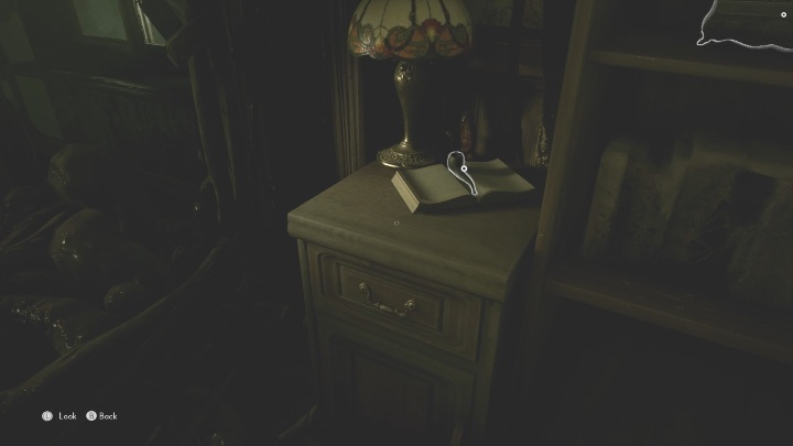 Zacznijmy od pierwszego przedmiotu, fajka leży na drewnianej szafce - The Medium: Dom Richarda - solucja, opis przejścia - The Medium - poradnik do gry