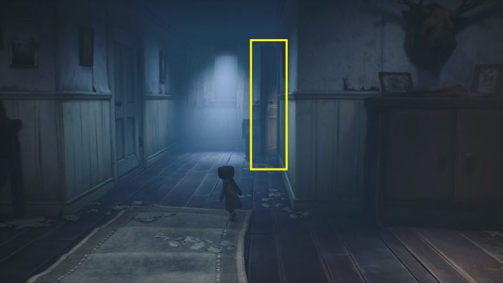 Fabularnie musisz po prostu wybiec z kuchni i udać się do uchylonych drzwi, na prawej ścianie - Little Nightmares 2: Domek w lesie - solucja, opis przejścia - Little Nightmares 2 - poradnik do gry