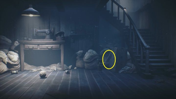 Od razu możesz zobaczyć tasak, który ktoś wbił w skrzynię zaraz przy schodach - Little Nightmares 2: Domek w lesie - solucja, opis przejścia - Little Nightmares 2 - poradnik do gry