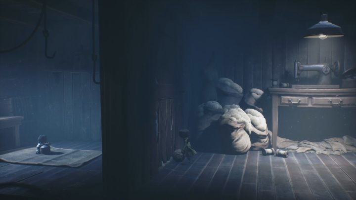 Przysuń się do ściany po lewej, a zobaczysz Six siedzącą na dywanie - Little Nightmares 2: Domek w lesie - solucja, opis przejścia - Little Nightmares 2 - poradnik do gry