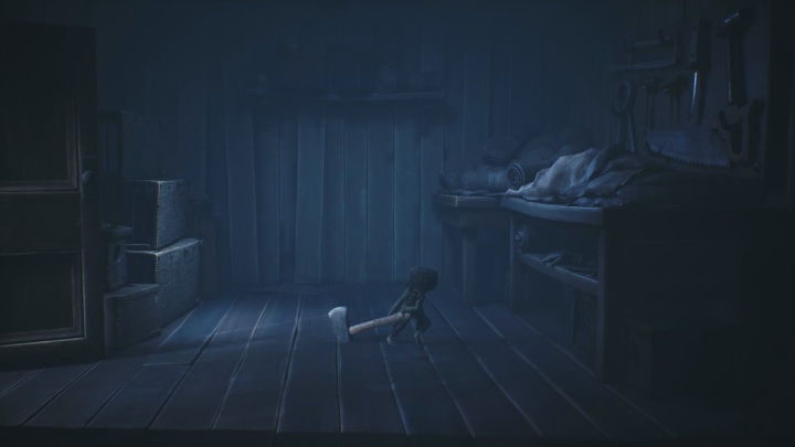 Siekierę musisz dociągnąć do drzwi, które blokują Ci dojście do Six - Little Nightmares 2: Domek w lesie - solucja, opis przejścia - Little Nightmares 2 - poradnik do gry