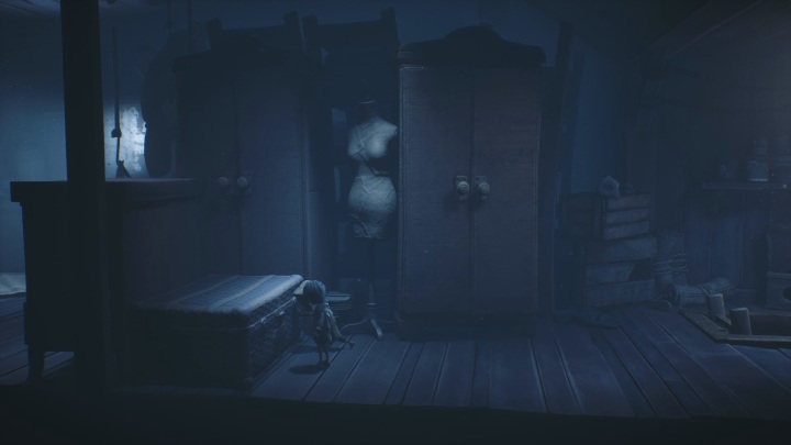 Wspólnymi siłami przepnijcie walizkę tak, aby każde z was mogło wejść na komodę zaraz obok - Little Nightmares 2: Domek w lesie - solucja, opis przejścia - Little Nightmares 2 - poradnik do gry