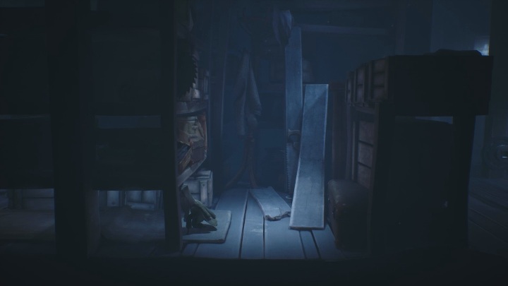 Skorzystaj z deski umieszczonej zaraz obok komody i bezpiecznie zjedz niżej - Little Nightmares 2: Domek w lesie - solucja, opis przejścia - Little Nightmares 2 - poradnik do gry