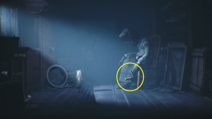 Trafisz na kobietę, która w dłoni trzyma potrzebną Ci korbę - Little Nightmares 2: Domek w lesie - solucja, opis przejścia - Little Nightmares 2 - poradnik do gry
