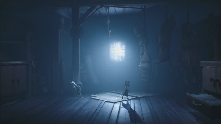 Gdy umieścisz korbę w określonym punkcie, Six z chęcią się nią zajmie - Little Nightmares 2: Domek w lesie - solucja, opis przejścia - Little Nightmares 2 - poradnik do gry