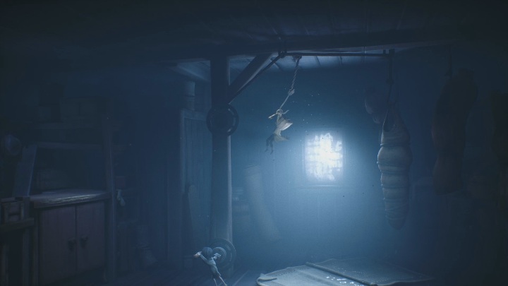 Twoim zadaniem jest wdrapanie się na kokon, wiszący po prawej stronie - Little Nightmares 2: Domek w lesie - solucja, opis przejścia - Little Nightmares 2 - poradnik do gry