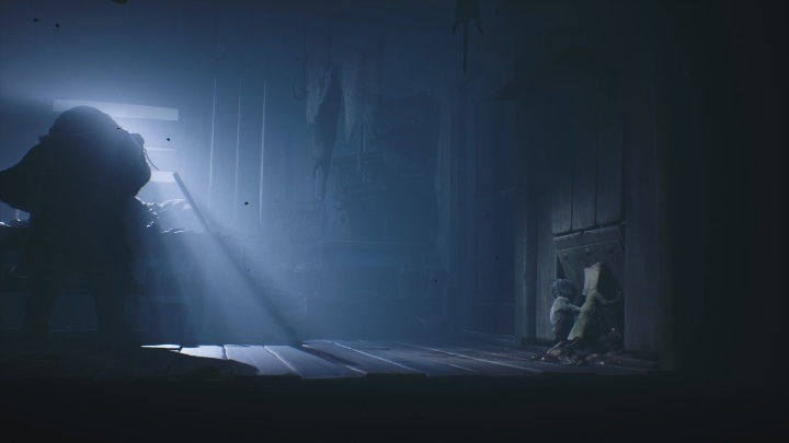 Aby wyjść z domu musicie popchnąć drzwiczki dla kota - Little Nightmares 2: Ucieczka przed myśliwym - solucja, opis przejścia - Little Nightmares 2 - poradnik do gry