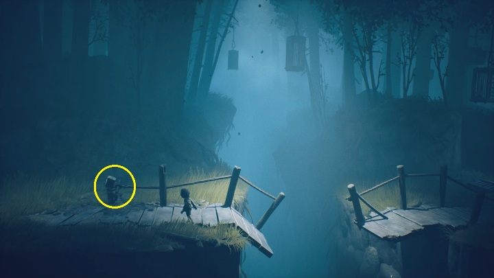Musisz pociągnąć sznur tak, aby unieść fragment mostu, który umożliwi Six przeskoczenie na drugą stronę - Little Nightmares 2: Ucieczka przed myśliwym - solucja, opis przejścia - Little Nightmares 2 - poradnik do gry