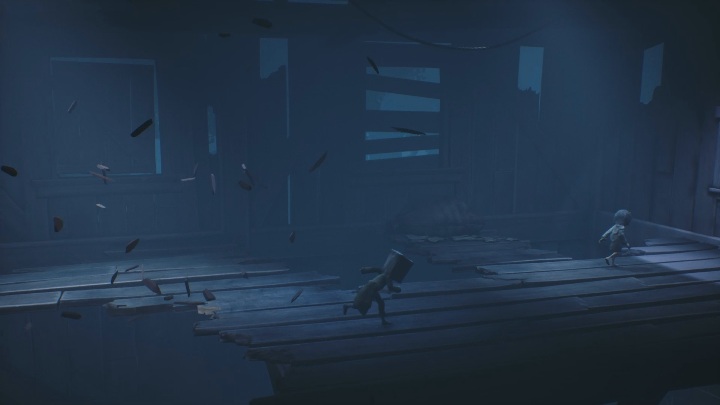 Twoim kolejnym zadaniem jest przebiegnięcie po drewnianym strychy - Little Nightmares 2: Ucieczka przed myśliwym - solucja, opis przejścia - Little Nightmares 2 - poradnik do gry