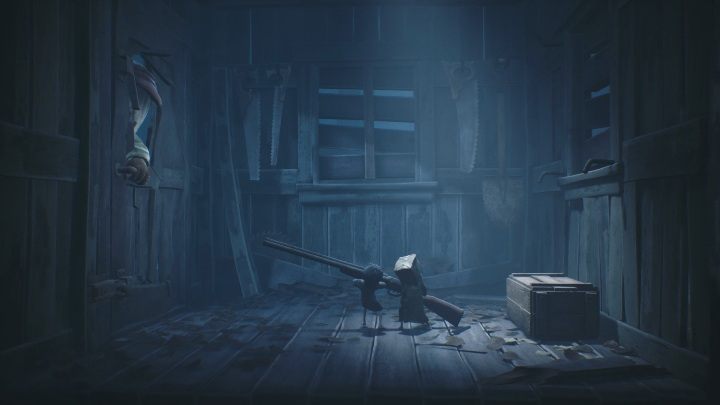 Szybko chwyć za broń, która leży na podłodze - Little Nightmares 2: Ucieczka przed myśliwym - solucja, opis przejścia - Little Nightmares 2 - poradnik do gry