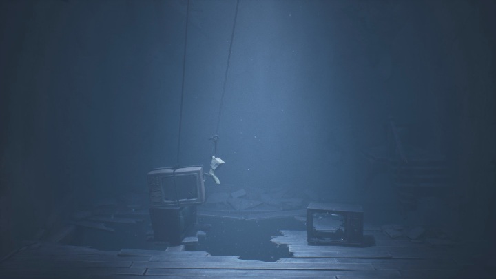 Już prawie koniec, po prostu się rozhuśtaj i uderzaj nogami w telewizor po lewej - musisz zrobić wszystko, aby spadł - Little Nightmares 2: Droga do domu dziecka - solucja, opis przejścia - Little Nightmares 2 - poradnik do gry