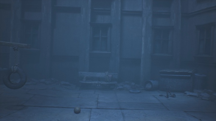 Six zainteresuje jedynie ławka, stojąca na lewo od kosza na śmieci - Little Nightmares 2: Droga do domu dziecka - solucja, opis przejścia - Little Nightmares 2 - poradnik do gry