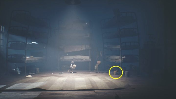 Podnieś jedną z zabawek (obojętnie którą), jedną weźmie też Six, chociaż ona nie wykona żadnego innego ruchu, aby rozwiązać tę zagadkę - Little Nightmares 2: Cześć sypialniana - solucja, opis przejścia - Little Nightmares 2 - poradnik do gry