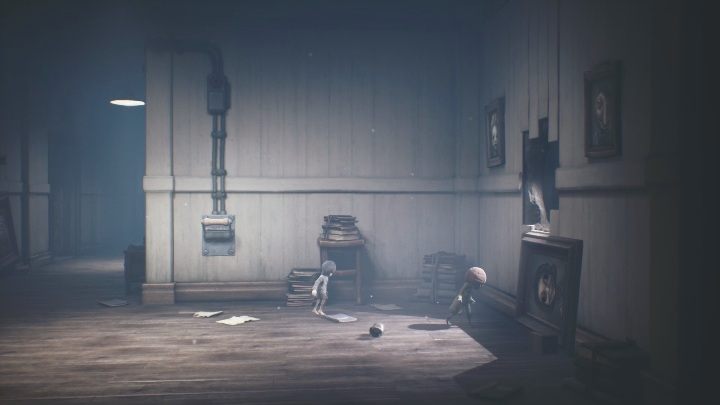 Dzięki zgaszonemu światłu zobaczyć promienie, które docierają z kolejnego pomieszczenia - Little Nightmares 2: Cześć sypialniana - solucja, opis przejścia - Little Nightmares 2 - poradnik do gry