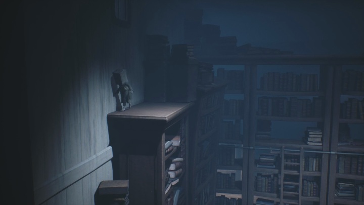 Gdy tylko wejdziesz do biblioteki musisz liczyć się z licznymi niebezpieczeństwami - Little Nightmares 2: Biblioteka - solucja, opis przejścia - Little Nightmares 2 - poradnik do gry