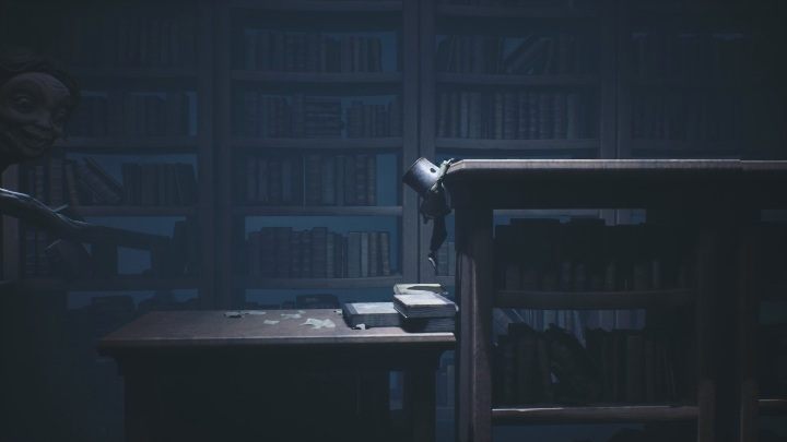 Szybko wskocz na wyższą półkę - Little Nightmares 2: Biblioteka - solucja, opis przejścia - Little Nightmares 2 - poradnik do gry