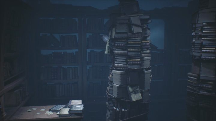 Zacznij od wdrapania się na sam szczyt pierwszego stosu książek - Little Nightmares 2: Biblioteka - solucja, opis przejścia - Little Nightmares 2 - poradnik do gry