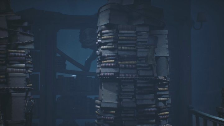 Skupiają się na dźwiękach oraz na kobiecie w tle musisz wyczuć odpowiedni moment, aby przeskoczyć na drugi stos książek - Little Nightmares 2: Biblioteka - solucja, opis przejścia - Little Nightmares 2 - poradnik do gry