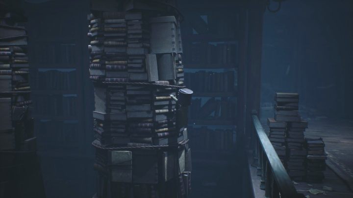 Gdy odpuści i wróci na swoje miejsce po prostu zeskocz z książek na barierkę - Little Nightmares 2: Biblioteka - solucja, opis przejścia - Little Nightmares 2 - poradnik do gry