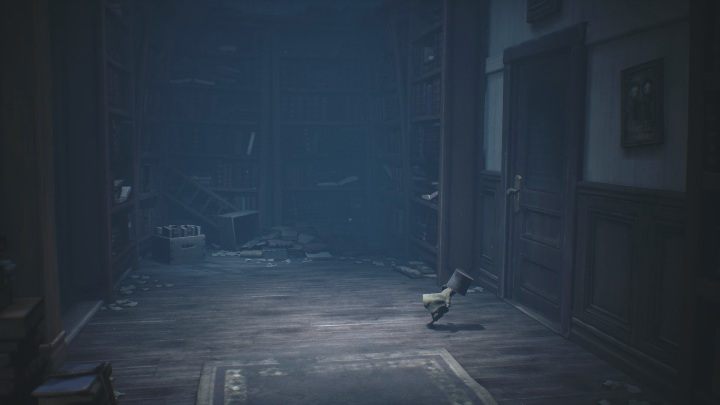 Aby dostać się dalej musisz otworzyć drewniane drzwi - Little Nightmares 2: Biblioteka - solucja, opis przejścia - Little Nightmares 2 - poradnik do gry
