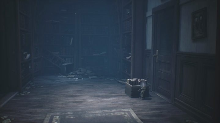 Z pomocą przyjdzie ci skrzynia z książkami, która leży w kącie sali - Little Nightmares 2: Biblioteka - solucja, opis przejścia - Little Nightmares 2 - poradnik do gry