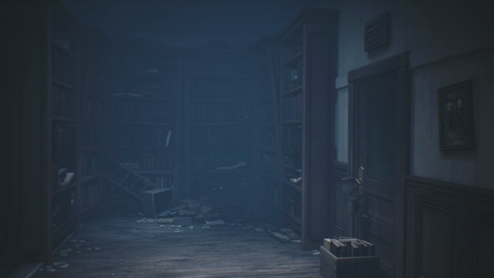 Wskocz na książki, z nich wybij się wyżej i doskocz do klamki - Little Nightmares 2: Biblioteka - solucja, opis przejścia - Little Nightmares 2 - poradnik do gry