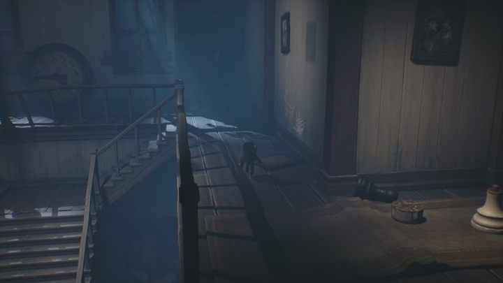 Twoim zadaniem jest wejście na górę i udanie się w prawo - Little Nightmares 2: Biblioteka - solucja, opis przejścia - Little Nightmares 2 - poradnik do gry