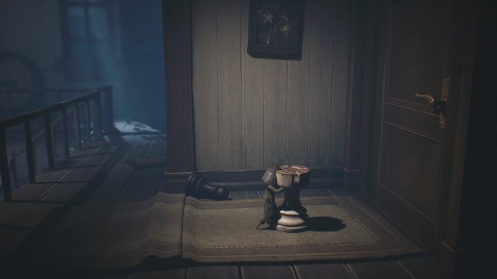 Aby wejść do pokoju musisz podnieść górę wieży i umieścić ją na pionku - Little Nightmares 2: Biblioteka - solucja, opis przejścia - Little Nightmares 2 - poradnik do gry