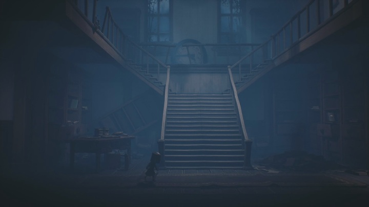 Lokalizacja: Rozdział 2, na schodach, za biblioteką - Little Nightmares 2: Wszystkie Widmowe szczątki, rozdział 2 Dom dziecka - Little Nightmares 2 - poradnik do gry