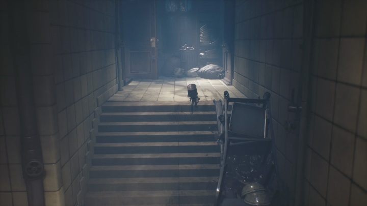 Po otwarciu drzwi zamkniętych na klucz znajdziesz się w korytarzu, przed kuchnią - Little Nightmares 2: Kuchnia - solucja, opis przejścia - Little Nightmares 2 - poradnik do gry