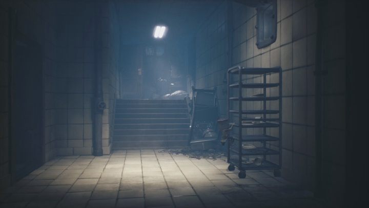 Aby wejść do kuchni musisz przesunąć półkę z naczyniami - Little Nightmares 2: Kuchnia - solucja, opis przejścia - Little Nightmares 2 - poradnik do gry