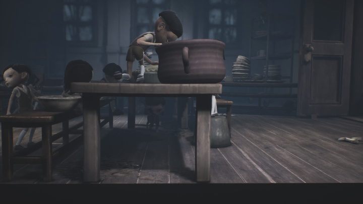 Przemknij pod stołem, aby minąć bójkę toczącą się na górze - Little Nightmares 2: Kuchnia - solucja, opis przejścia - Little Nightmares 2 - poradnik do gry