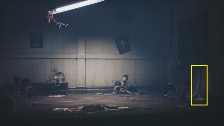 Aby ostatecznie pozbyć się maski musisz przecisnąć się przez dziurę w ścianie - Little Nightmares 2: Kuchnia - solucja, opis przejścia - Little Nightmares 2 - poradnik do gry