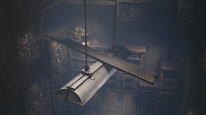 Wespnij się po szafkach na górę, a następnie wbij się na deskę, opartą o lampę - Little Nightmares 2: Kuchnia - solucja, opis przejścia - Little Nightmares 2 - poradnik do gry